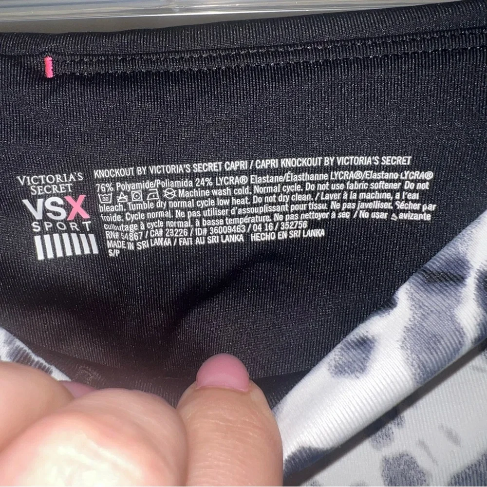 VSX Sport Victoria’s Secret Knockout Capri Leggings Black White Tie Dye S‎
